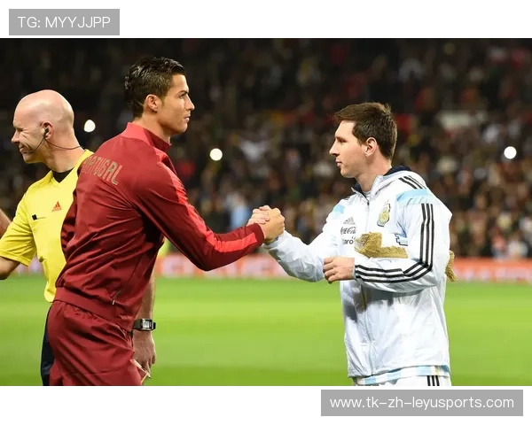 C罗被发现收集老式足球海报成为个人爱好